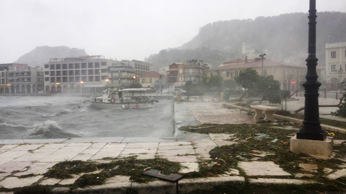 Déšť proměnil město v jezero. Středomořský hurikán má v Řecku už dvě oběti